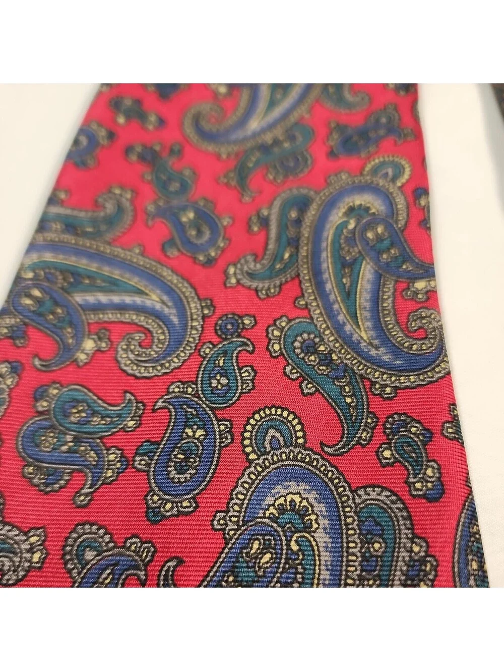Van Heusen Classic  Collection Men's Tie Silk Paisley Red Background 57 inch.